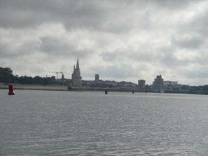 una gran masa de agua con una ciudad en el fondo en T2 Agréable, en Rochefort