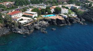 una vista aérea de un complejo junto al océano en Grand Hotel Baia Verde, en Catania