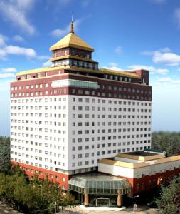 een groot wit gebouw met een toren erop bij Chengdu Tibetan Hotel-Free Welcome Tibetan Tea in Chengdu