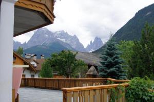 einen Balkon mit Bergblick in der Unterkunft Ferienwohnungen am Lärchenweg in Sexten