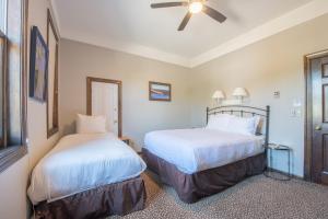 a bedroom with two beds and a ceiling fan at Elk Mountain Lodge in Crested Butte