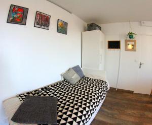 a bedroom with a black and white bed in a room at Grand Studio Vue Mer in Douarnenez