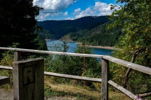 uma cerca de madeira com vista para um rio em Pension Haus Saarland em Oberhof