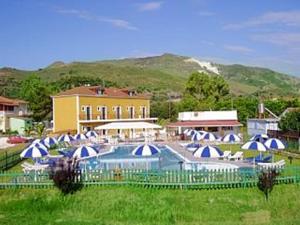 O vedere generală la munți sau o vedere la munte luată de la acest aparthotel