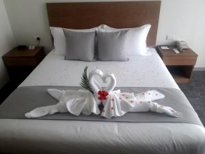 سرير أو أسرّة في غرفة في Nalagi Hotel