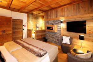 TV at/o entertainment center sa Amber Ski-in/out Hotel & Spa