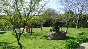 een park met bomen en een bank in het gras bij Posada Herrán in Santillana del Mar