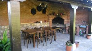 een patio met een tafel en stoelen en een open haard bij Posada Herrán in Santillana del Mar