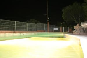 um campo de ténis iluminado à noite em Residence La Beloutiere em Porto-Vecchio