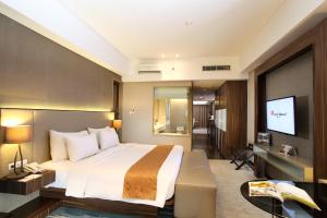 Кровать или кровати в номере Swiss-Belhotel Cirebon