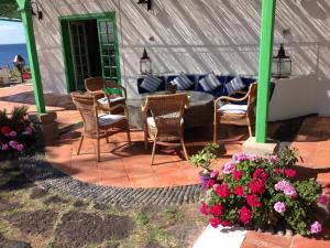 een tent met een tafel, stoelen en bloemen bij Hotel Casa Del Embajador in Playa Blanca