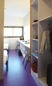 Habitación con escritorio y armario. en JF Accueil & Formation, en Cholet