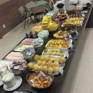 een buffet met veel verschillende soorten eten op tafel bij Ville House Hotel Canoas in Canoas