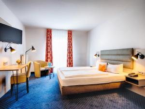 Rúm í herbergi á ACHAT Hotel Zwickau