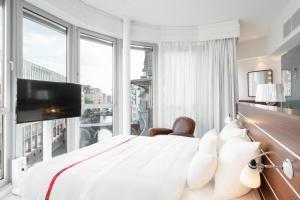 Ruby Lotti Hotel Hamburg tesisinde bir televizyon ve/veya eğlence merkezi