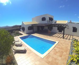 The swimming pool at or close to Villa Flora