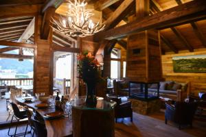 Зона вітальні в Chalets Grands Montets