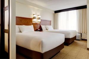 een hotelkamer met 2 bedden en een raam bij Hyatt Place Seattle Downtown in Seattle