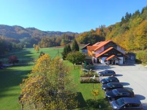 een groep auto's geparkeerd voor een gebouw bij Natura Amon in Podčetrtek