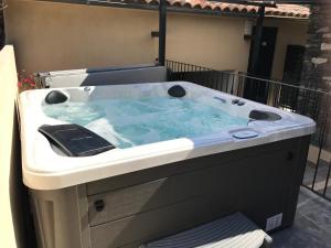 d'un bain à remous installé au-dessus d'un balcon. dans l'établissement Casa di a Restonica, à Corte