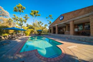 una piscina frente a un edificio en N1 Hotel & Campsite Victoria Falls, en Victoria Falls