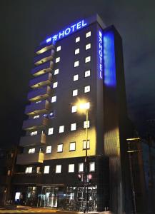 Toho Hotel في أوساكا: فندق توجد عليه لوحه ازرق