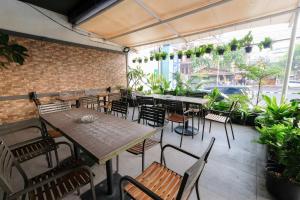 A restaurant or other place to eat at Hotel 88 Mangga Besar 62 Lokasari By WH