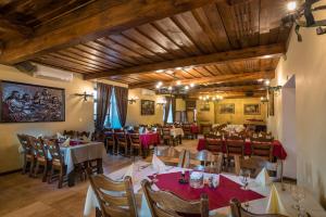 een eetkamer met tafels en stoelen en houten plafonds bij Chateau Krakovany in Krakovany