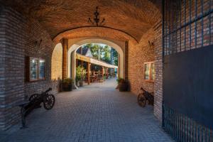 een bakstenen hal met fietsen in een gebouw bij Chateau Krakovany in Krakovany