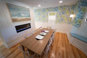 - une salle à manger avec une table et des chaises en bois dans l'établissement Town & Tide Inn, à Newport