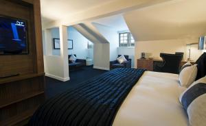 una camera con letto e TV a schermo piatto di Hotel Colessio a Stirling