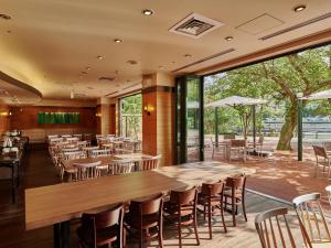 Um restaurante ou outro lugar para comer em The Royal Park Hotel Hiroshima Riverside