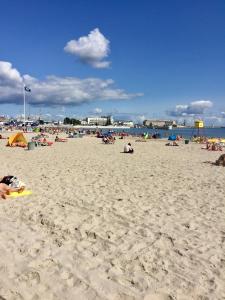 Eine Gruppe von Leuten am Strand mit Frisbee in der Unterkunft Willa Przy Plaży Gdynia Kamienna Góra in Gdynia