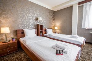 pokój hotelowy z 2 łóżkami z białą pościelą w obiekcie Hotel Diament Vacanza Katowice - Siemianowice w mieście Siemianowice Śląskie