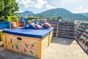 - un coffre en bois avec des oreillers au-dessus dans l'établissement The Purpose Hostel, à Antigua Guatemala