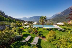 - une vue aérienne sur un jardin avec une piscine dans l'établissement Gattererhof, à Schenna