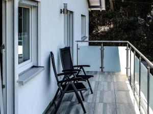 un paio di sedie sedute su un balcone di Ferienwohnungen Giedensbach a Oberkirch