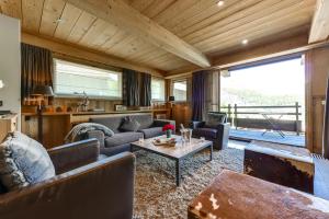 ein Wohnzimmer mit Sofas und einem Tisch in der Unterkunft Chalet Noemie in Les Houches