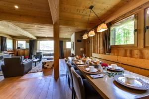 ein Esszimmer mit einem langen Tisch in einem Haus in der Unterkunft Chalet Noemie in Les Houches