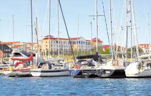 キュールングスボルンにあるMorada Strandhotel Ostseebad Kühlungsbornの船団が水上に停泊