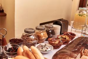 een tafel met verschillende soorten eten in kommen bij Hotel Banderium in Komárno