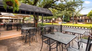 - un ensemble de tables et de chaises avec parasols sur la terrasse dans l'établissement St Charles Inn, Superior Hotel, à La Nouvelle-Orléans