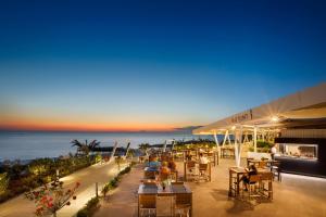 ein Restaurant mit Meerblick in der Nacht in der Unterkunft Aminess Maravea Camping Resort Holiday Homes in Novigrad Istria