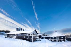 ナルヴィクにあるNarvik Budget Roomsの雪の大きな建物