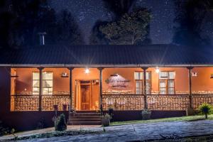 une maison avec un ciel étoilé la nuit dans l'établissement La Ensenada Hotel Chachapoyas, à Chachapoyas