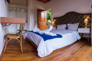 - une chambre dotée d'un grand lit avec deux animaux rembourrés dans l'établissement La Ensenada Hotel Chachapoyas, à Chachapoyas