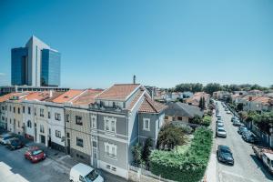 uma vista aérea de uma rua da cidade com edifícios em SwissPorto Guest House no Porto