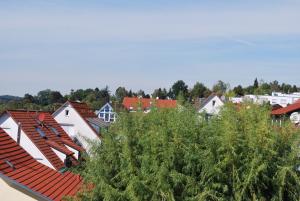 - une vue sur une ville avec des maisons et des arbres dans l'établissement Hotel am Berg Esslingen, à Esslingen am Neckar