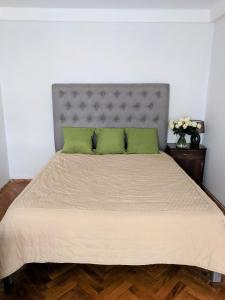 Giường trong phòng chung tại Dream Town Apartment