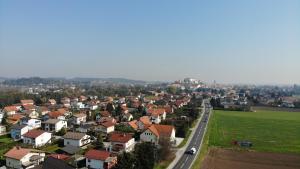 eine Luftansicht einer Stadt mit Häusern und einer Straße in der Unterkunft Apartments Andrej in Ptuj